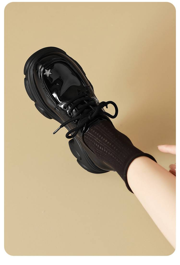 Mocassini con plateau da donna, in pelle lucida con stelle di strass, tacco spesso, stile slip-on, per l'autunno 2024._voghion.com