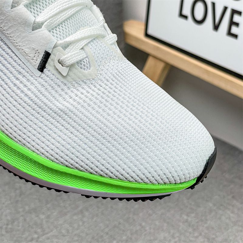 Los zapatos deportivos de malla están hechos de material transpirable y ofrecen un ajuste cómodo y versátil._voghion.com