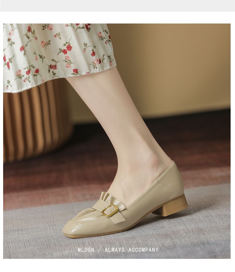 Schuhe mit quadratischer Spitze und dickem Absatz für Damen, Herbst 2024, neue quadratische Schnalle, plissierte, vielseitige, flache Öffnung, mittlerer Absatz, Oma-Schuhe, Damen-Arbeitsschuhe_voghion.com