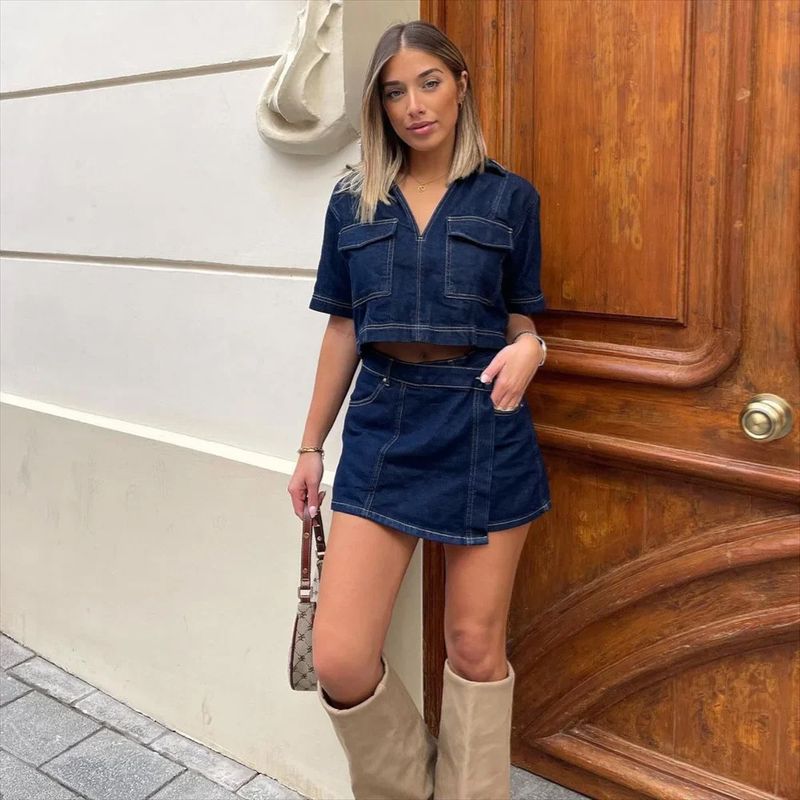 Completo in denim doppiopetto da donna - Camicia corta con scollo a V e pantaloncini con gonna a vita alta, casual streetwear, due pezzi_voghion.com
