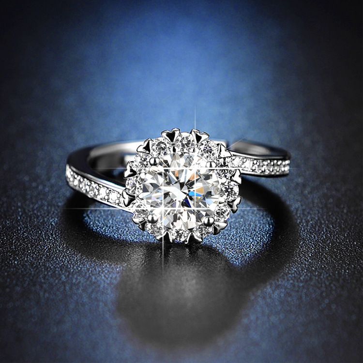 Bague ronde en diamant pour femme avec petite fleur incrustée et micro-simulation d'un carat_voghion.com