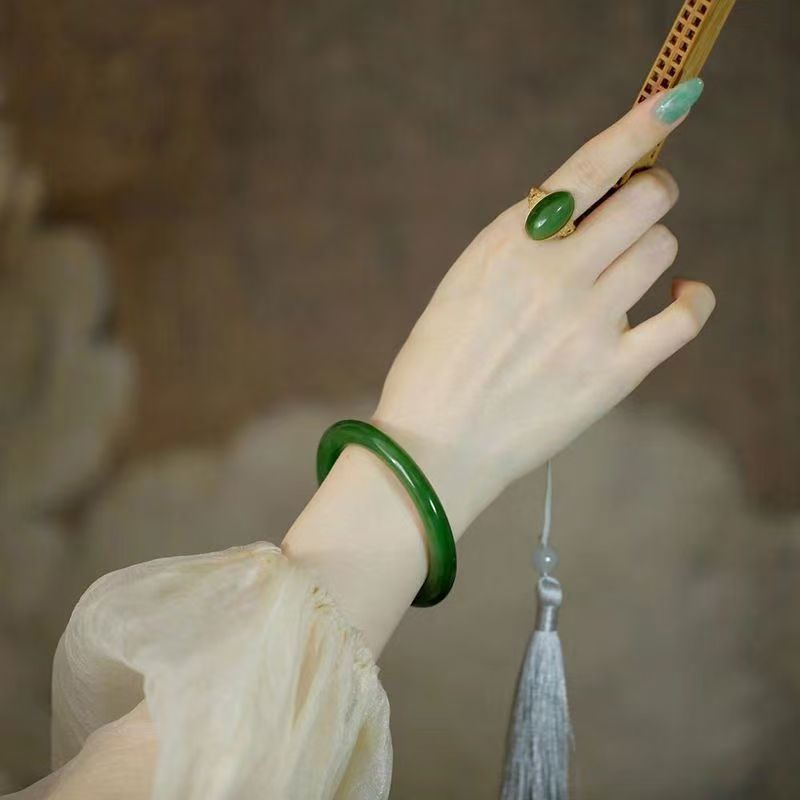 Hurtowa, ręcznie robiona okrągła bransoletka z jadeitu w stylu Tanxi z Xinjiang, z zielonkawym odcieniem i brzęczącym dźwiękiem. Łańcuszek na rękę._voghion.com