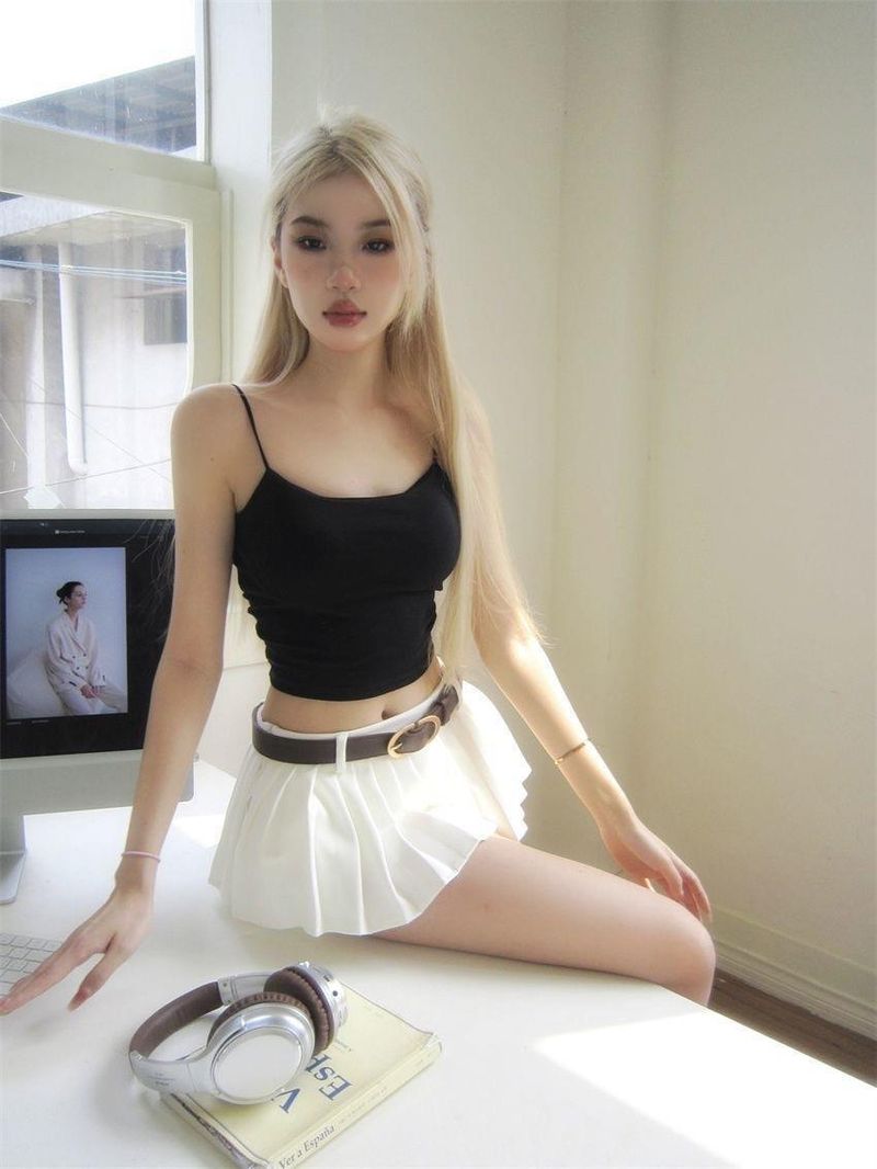 Heitt Meedchen mat Broschtpolster Récklos Camisole Kleng Weste Fra Sexy Schéin Réck Innenkleedung Design Sense Kuerz Top Äusserkleedung_voghion.com