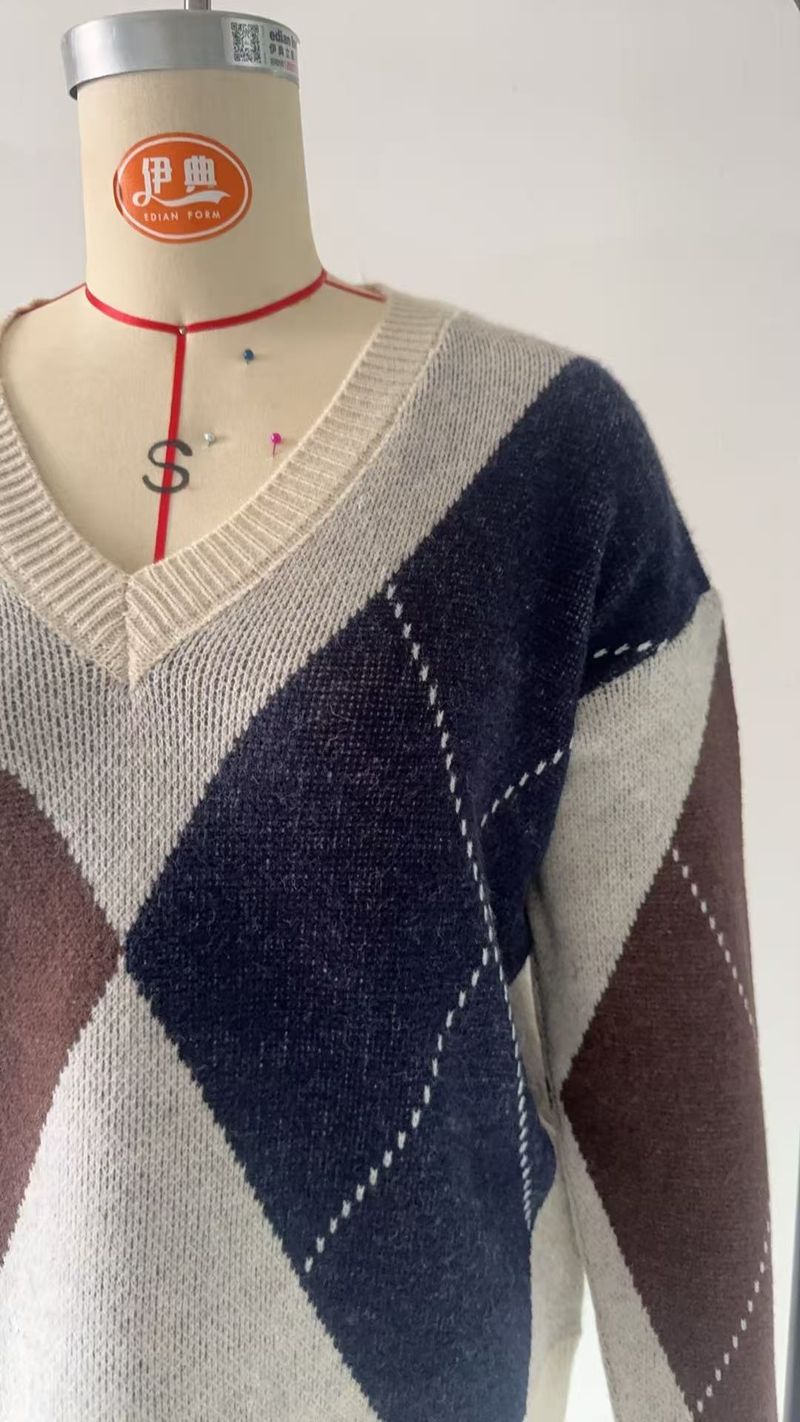 Suéter feminino retrô com decote em V e losangos – Pulôver de malha em cores contrastantes | Blusa casual coreana com caimento solto para outono e inverno_voghion.com