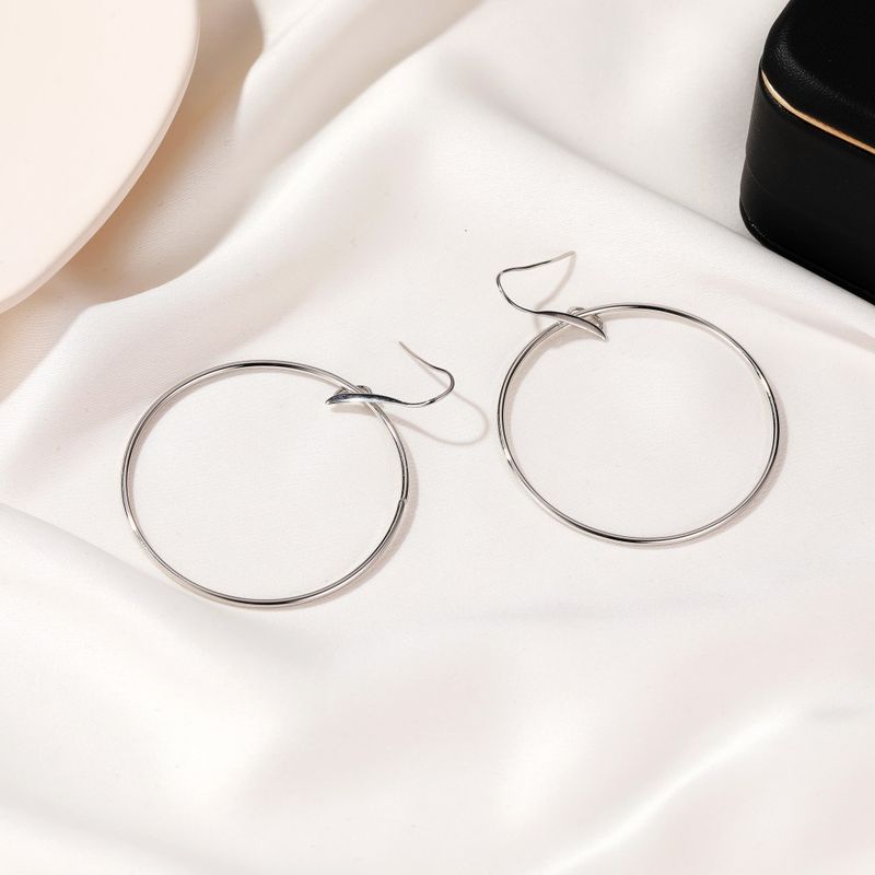 Nuevos pendientes geométricos de estilo frío con grandes círculos y pendientes colgantes de estilo extremadamente simple, pendientes de moda que combinan con todo_voghion.com