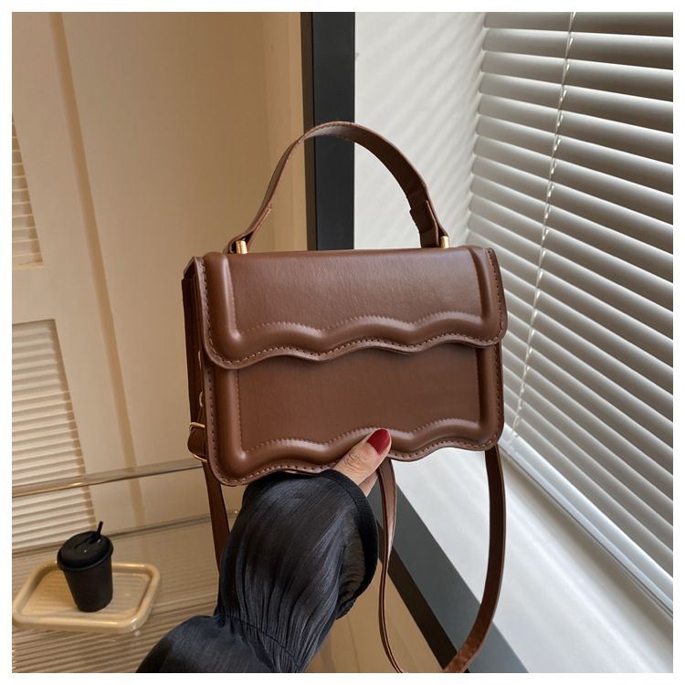 2023 neue Heiße Verkauf Geprägte Einfarbig Edition Mode Retro Casual Einfache Handheld Eine Schulter Umhängetasche Kleine Quadratische Tasche_voghion.com