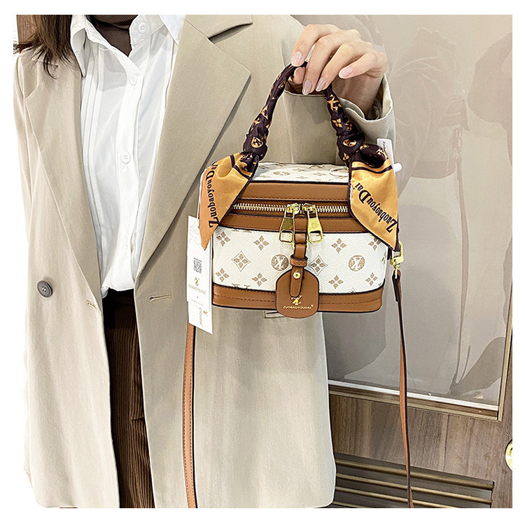 High-end female 2023 new fashion presbyopic box all-match portable shoulder Messenger cosmetic bag trend_voghion.com