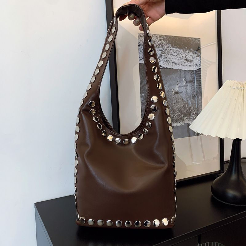 Design alla moda con borchie sotto le ascelle per le donne 2023 Nuovo stile coreano alla moda personalità spalla B casual elegante_voghion.com