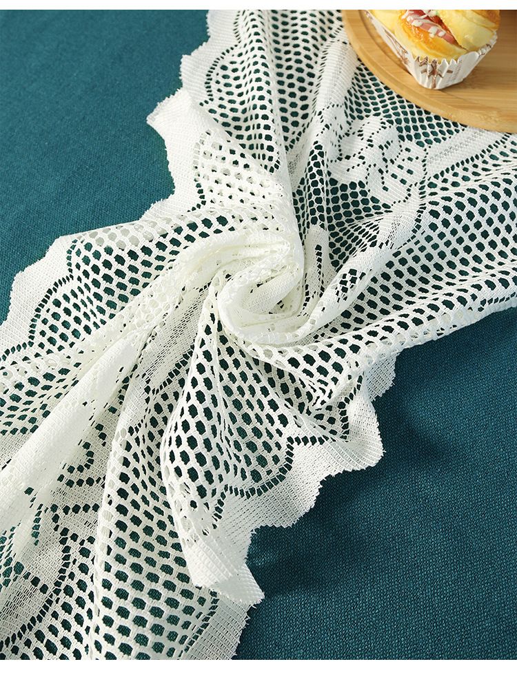 Weihnachtlicher Tischläufer mit Spitzenbesatz – Elegante Feiertags-Essdekoration für Partys und Hochzeiten_voghion.com