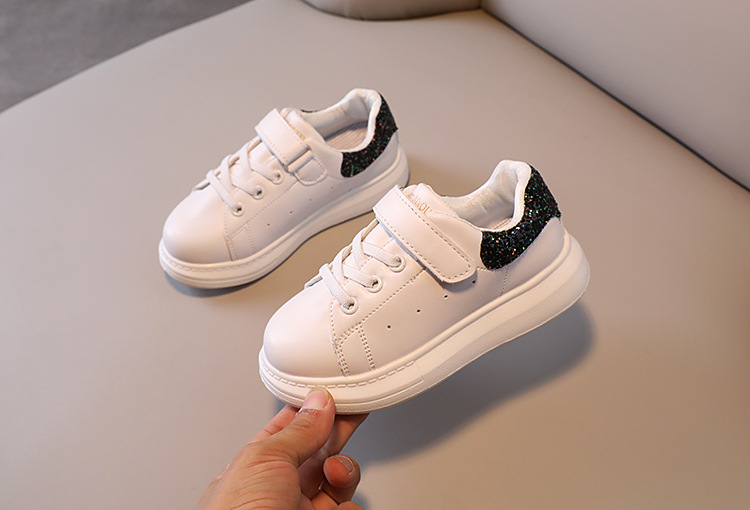 Scarpe da ginnastica bianche lucide con fondo spesso per bambini 2023 Gancio traspirante per bambini in stile coreano; Loop Scarpe casual versatili antiscivolo_voghion.com