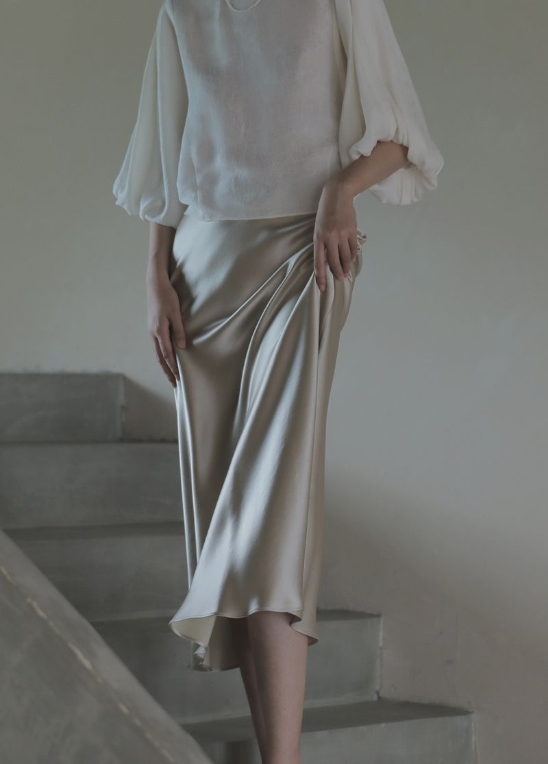 Sommerlicher, seidig glatter, schlank machender A-Linien-Rock aus japanischem Triacetat-Satin mit elastischem Bund und mittellanger Länge_voghion.com