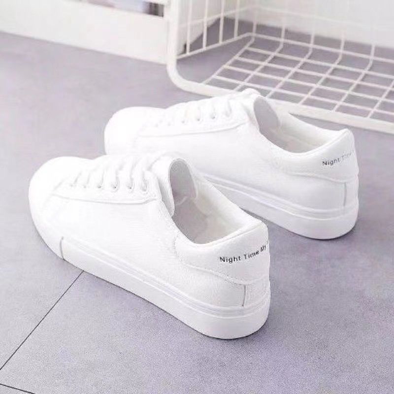2024 neue kleine weiße Schuhe Damen klassische Hundert Street Shooting Studenten flacher Mund Mode Sport flache Boden Brettschuhe_voghion.com