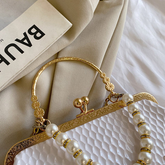 2023 Borse a tracolla di minoranza francese da donna di lusso Borse a tracolla in oro Moda Catena di perle Clip di conchiglia Piccola borsa Eveing Clutch_voghion.com