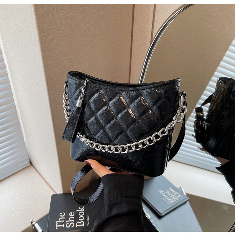 High-End Bucket 2024 New Niche Silver Fashion Quilted Chain Shoulder Crossbody Hobo Bag_voghion.com