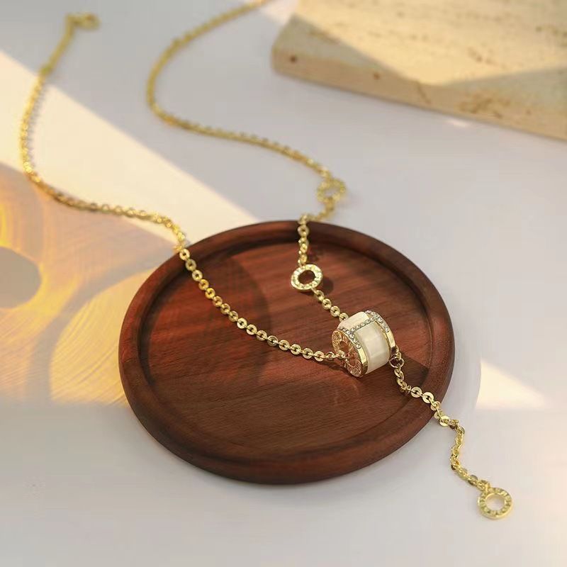 Collana girocollo con pietra occhio di gatto in rame placcato oro, design leggero e lussuoso, catena per clavicola, accessorio di alta gamma per donna_voghion.com