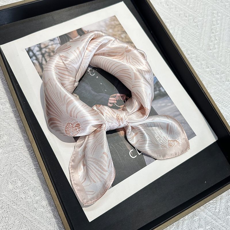 Nuova sciarpa quadrata piccola da 53 cm con stampa rosa alla moda per donna, versatile e di alta qualità, in 100% seta di gelso_voghion.com