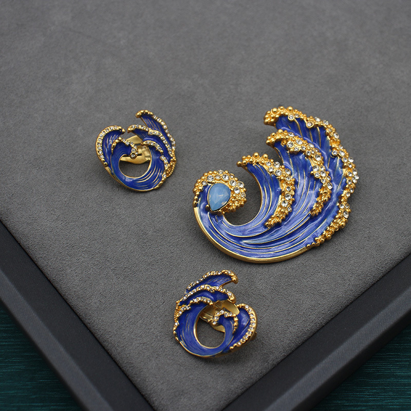 Set medievale con spilla a clip per orecchio in smalto classico blu di fascia alta retrò da donna (suono delle onde)._voghion.com