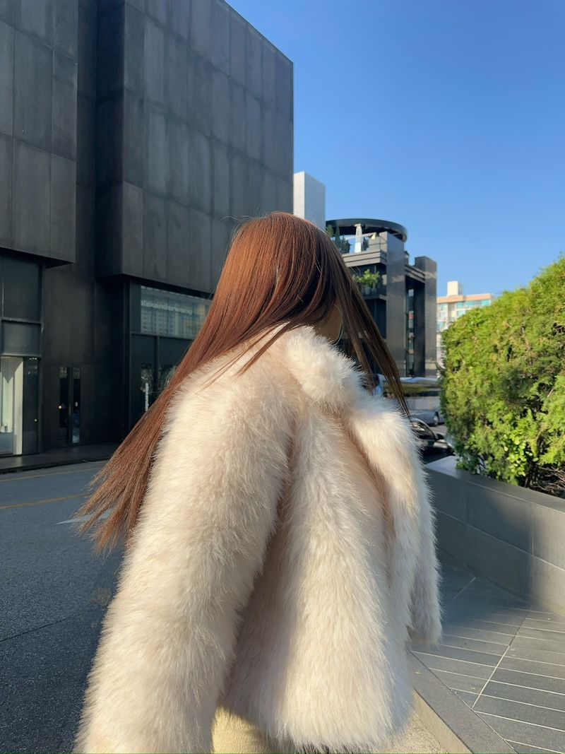 Kurzer Kunstfuchspelzmantel für Damen – Entspannte, kurze Jacke mit flauschigem Kragen mit Goldspitze, veganer Luxus für die Arbeit und das Wochenende_voghion.com