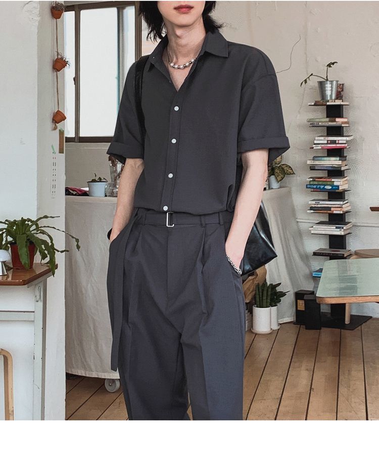 Completo casual da ufficio ispirato: camicia a maniche corte con spalle scese e pantaloni dritti e comodi, leggero misto poliestere-lino per l'estate_voghion.com