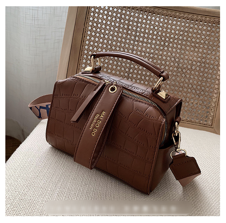 Small Niche Design Of Bag New Trendy Korean Version High-end Texture Wide Shoulder Strap Hand-held Crossbody Bag Fashionable Pillow Bag_voghion.com