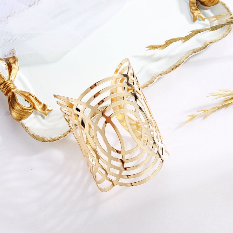 Personalisierte modische geometrische Öffnung mit ausgehöhltem breiten Armband und neuen Accessoires_voghion.com
