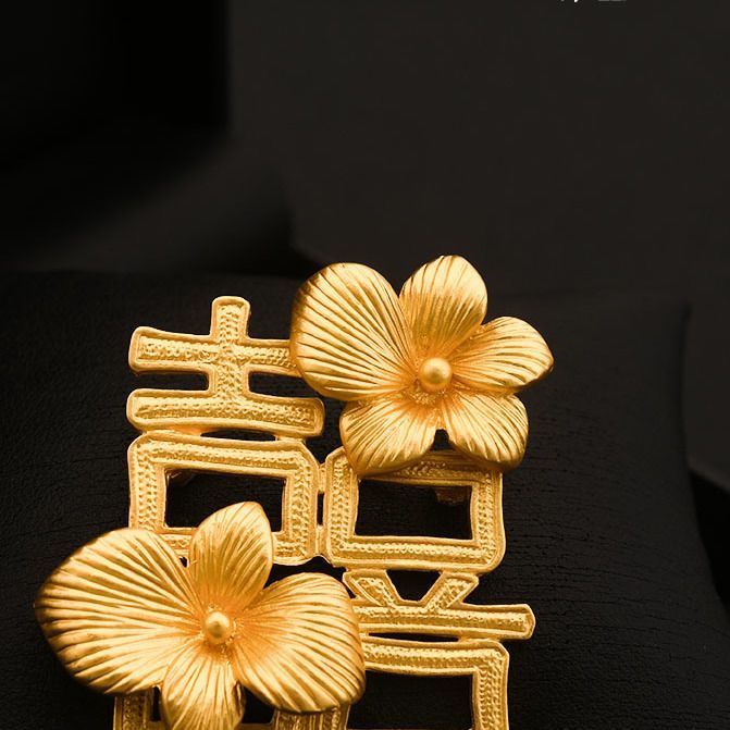 Lily Happy Character Brooch Festive Suit Dress Corsage Women's Accessories Texture Badge Pin_voghion.com