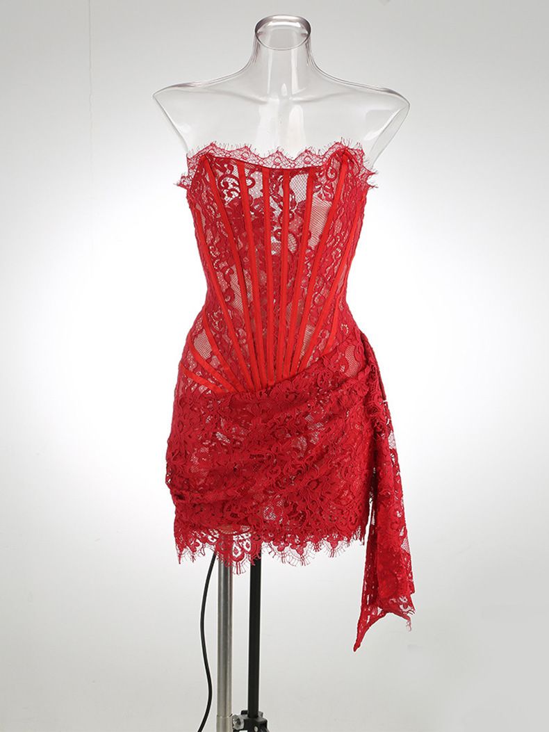 Elegantes, schulterfreies, schmales, figurbetontes Minikleid aus Spitze mit Korsett und Stäbchendetail_voghion.com
