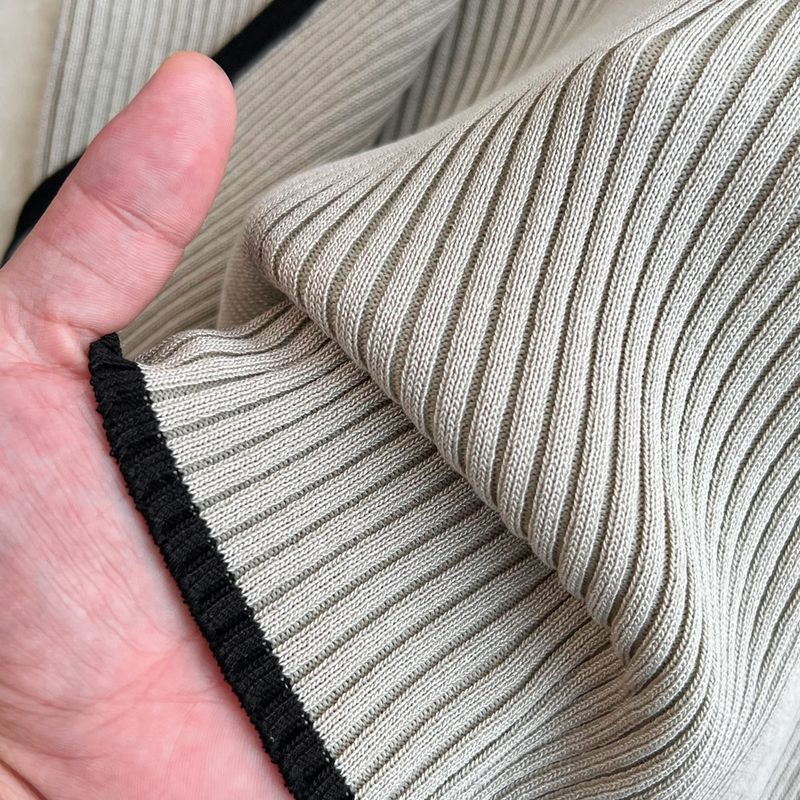 Abito in maglia con lacci, a maniche lunghe, a contrasto di colore, con colletto alto, snellente, di media lunghezza e lungo fino ai fianchi_voghion.com