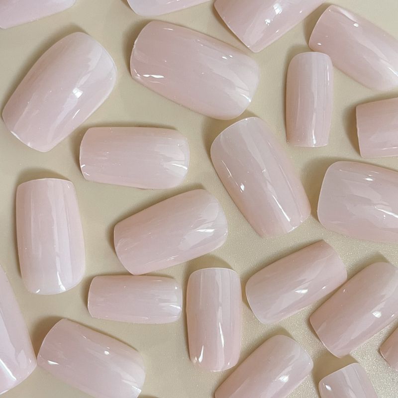 Nude indossando le nuove compresse per unghie finte rosa Pure Desire_voghion.com