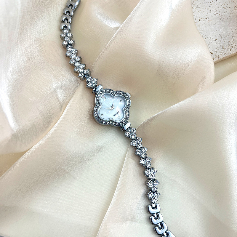 Fashionabla kvartsklocka med diamantinläggning med fyrklöver för kvinnor_voghion.com