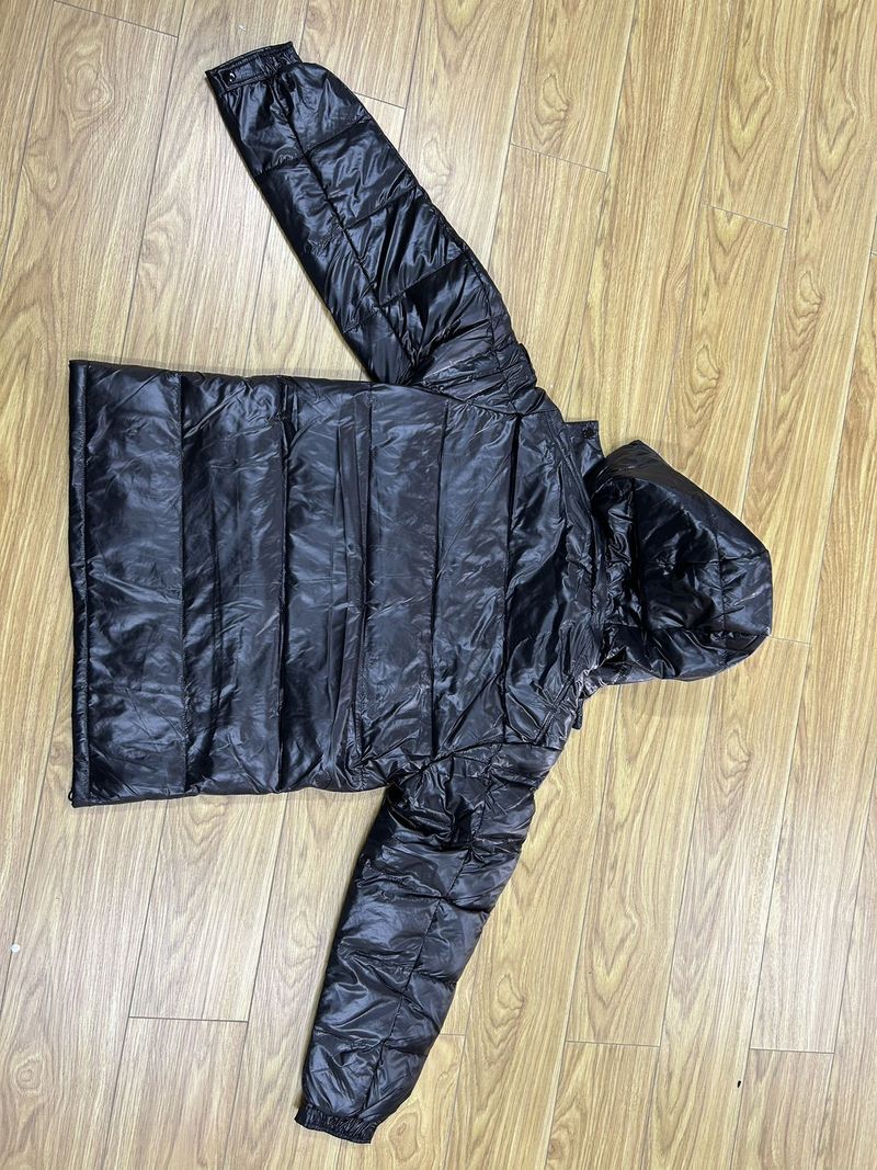 Piumino unisex nero lucido con cappuccio - Foderato in pile, spesso, vestibilità oversize per uomo e donna_voghion.com