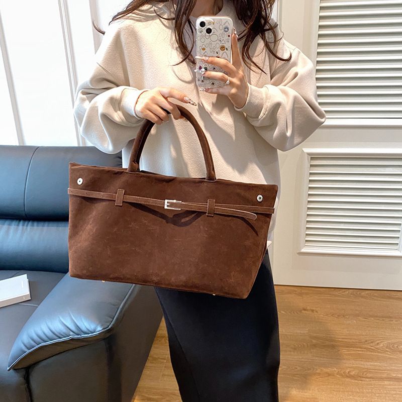Borsa a tracolla in pelle scamosciata nuova, opaca, per donna, autunno inverno 2024_voghion.com