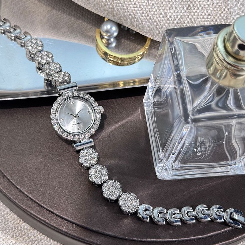 Women's Bracelet Watches Diamond Studded Colorful Small Disc Exquisite Small Bracelet Watch Women's Internet Celebrity Fashion Alloy Set Fashion Watch_voghion.com