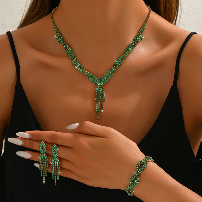 Conjunto de collar, pendientes y pulsera de cuatro piezas para mujer._voghion.com