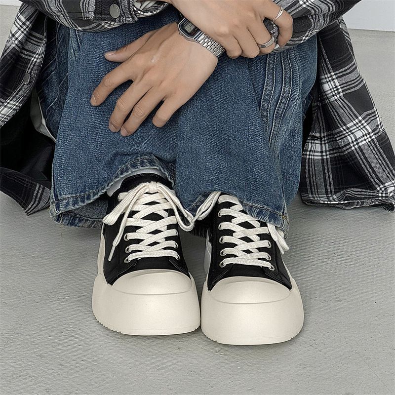 Schwarz-weiße Freizeitschuhe mit zweifarbigem Wildlederfutter_voghion.com