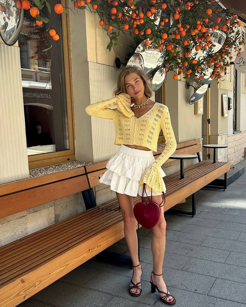 Damenbekleidung Hot Girl Hohlstrickjacke Damenbekleidung Neue einfarbige Langarm-V-Ausschnitt-einfarbige kurze Strickoberteil_voghion.com