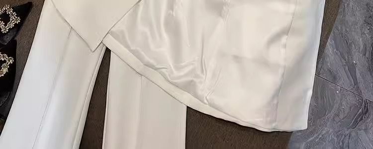 Completo da donna in due pezzi, abito con pieghe, stile professionale, con un bottone in tessuto e pantaloni svasati_voghion.com