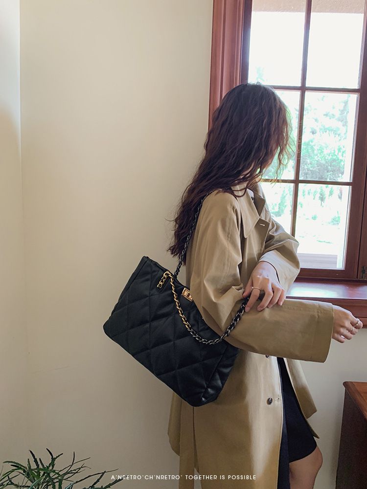 Large Capacity Quilted Chain 2023 New Trendy Fashion Texture Niche Tote Versatile Shoulder Bag For Women_voghion.com