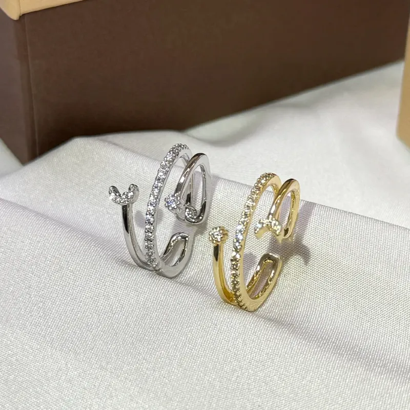 Offener Armreif in Goldoptik mit Kristallakzenten – ein zartes und elegantes Schmuckstück für jeden Tag. Hochwertig und stilvoll._voghion.com