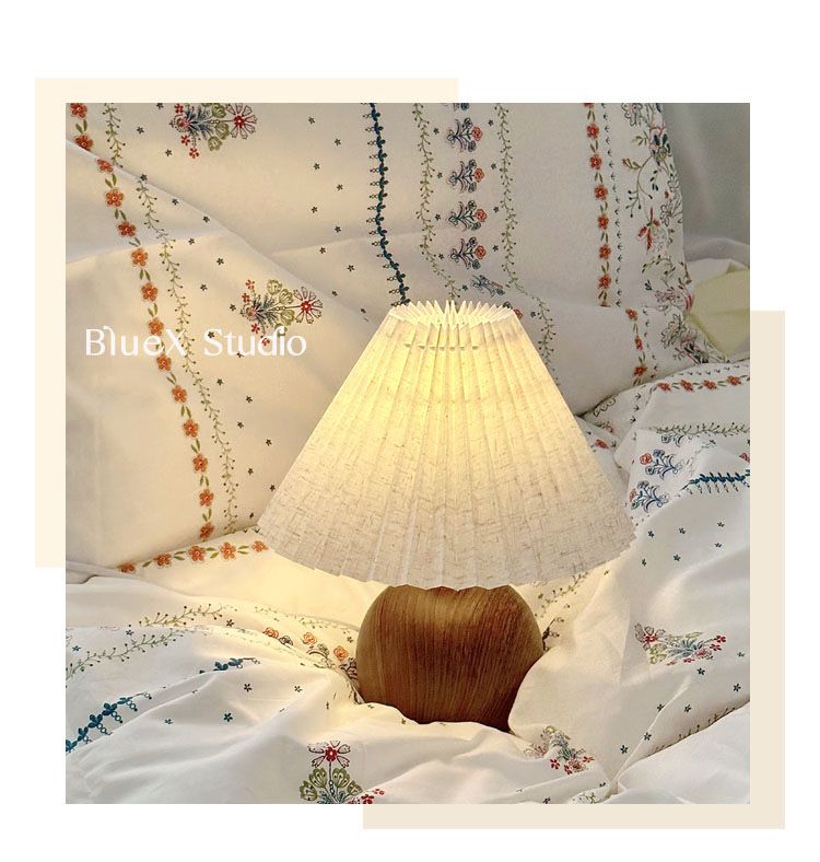 Lampada da comodino in ceramica nordica da tavolo plissettato, accogliente, romantica, semplice, in stile INS, stile femminile, di alta qualità._voghion.com