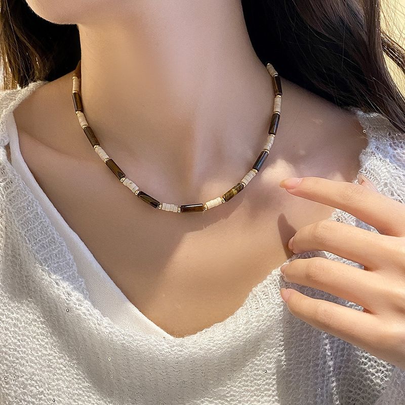 Collana da donna con pietra naturale occhio di tigre e perle, catena a strati con perline color caffè, accessorio boho chic autunno/inverno_voghion.com
