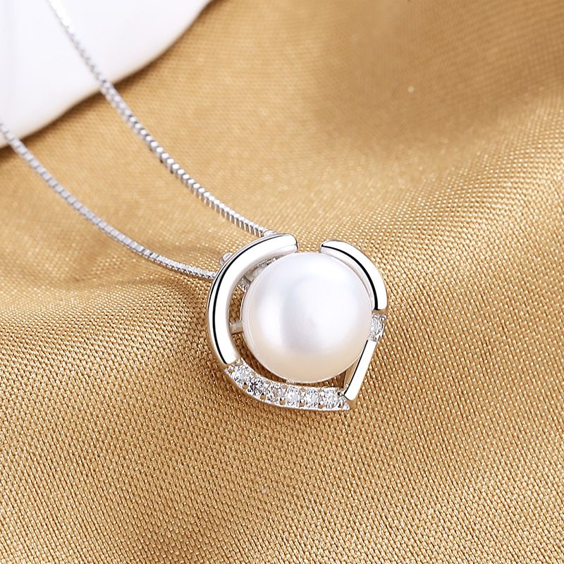 Elegant Pearl Necklace For Women With Heart Pendant_voghion.com