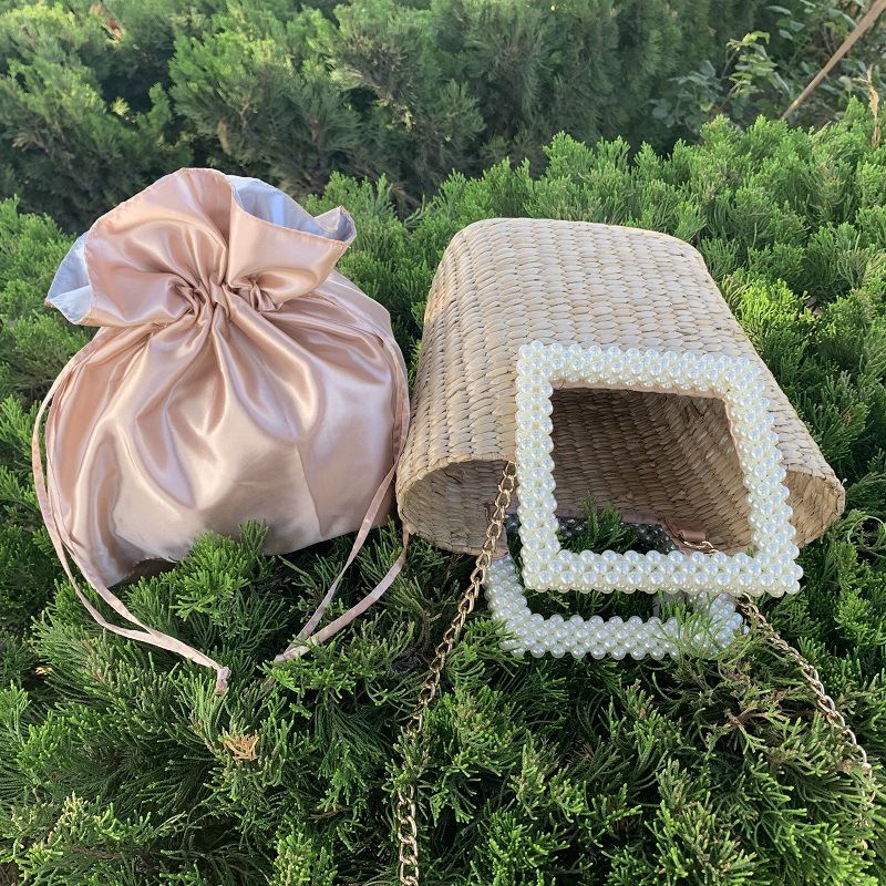 Borsa a tracolla con catena e tracolla singola in paglia intrecciata con manico in perle estive da donna_voghion.com