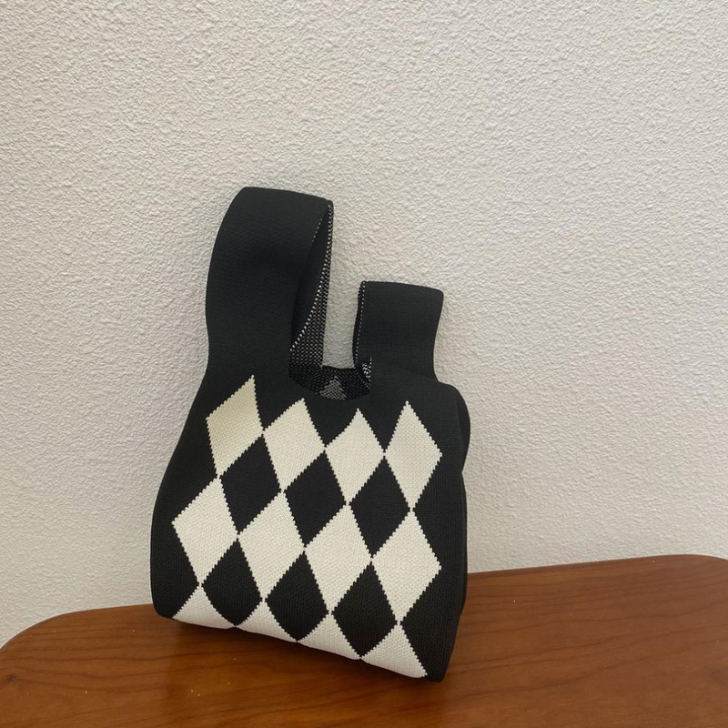 Versione coreana del design di nicchia di fascia alta Borsa a mano a contrasto di colore a forma di diamante Borsa a mano in maglia con personalità retrò e versatile_voghion.com
