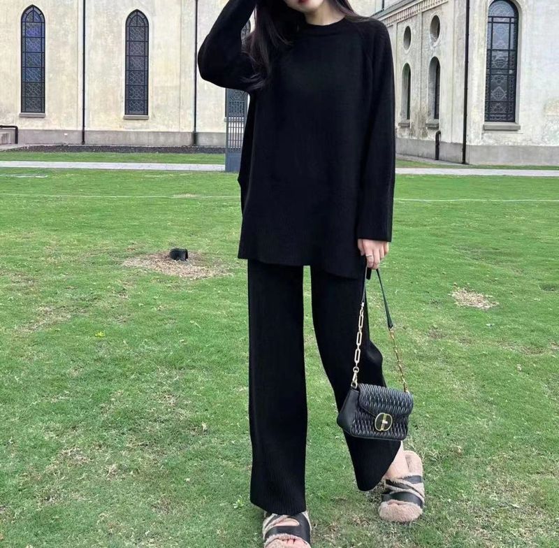 Completo moderno in maglia con orlo diviso: maglione oversize + pantaloni a gamba larga in grigio tenue, avena, bianco e nero (misto acrilico traspirante)_voghion.com