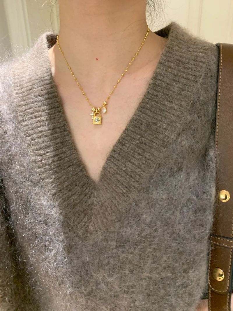 La collana con lucchetto a croce più gettonata per le donne su Xiaohongshu è una collana di lusso, leggera e di alta gamma._voghion.com