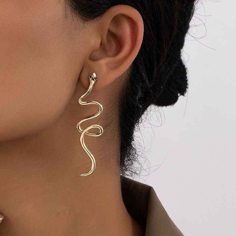 Ins personalized creative metal snake shaped earrings with simple and high-end feel, diamond inlaid curved design_voghion.com