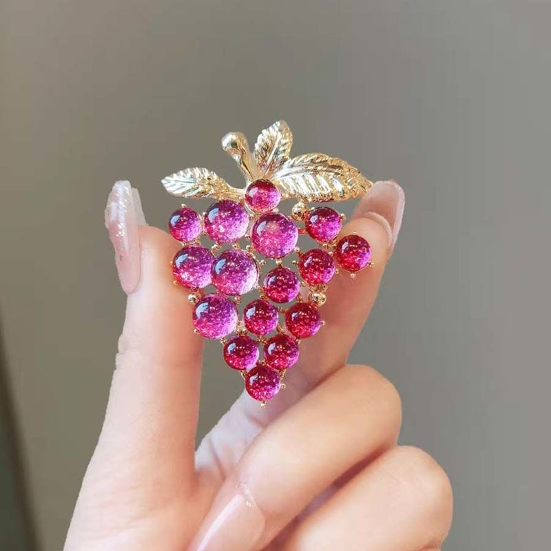 Delicado broche de uva roja, temperamento versátil, traje de ramillete, anti-luz, hebilla fija para mujer_voghion.com