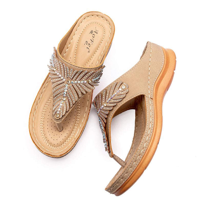 2022 Neue Hausschuhe Damen Sommermode Wasser Diamant Slope Heel Sandalen für Freizeit Urlaub Füße Clip Flip Flops_voghion.com