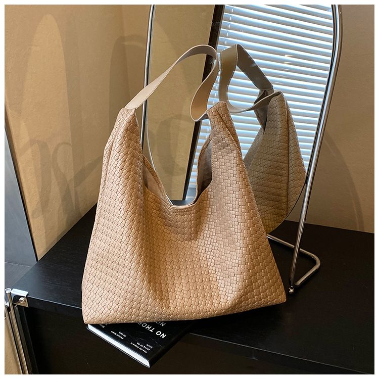 Retro Large-capacity Bag Shoulder Bag Woven Pattern Casual Commuter Tote Bag_voghion.com